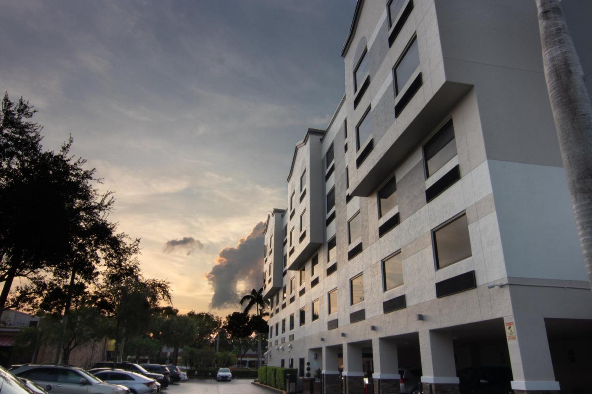Hotel Express&suites Lauderdale Airport West, An Ihg 3*