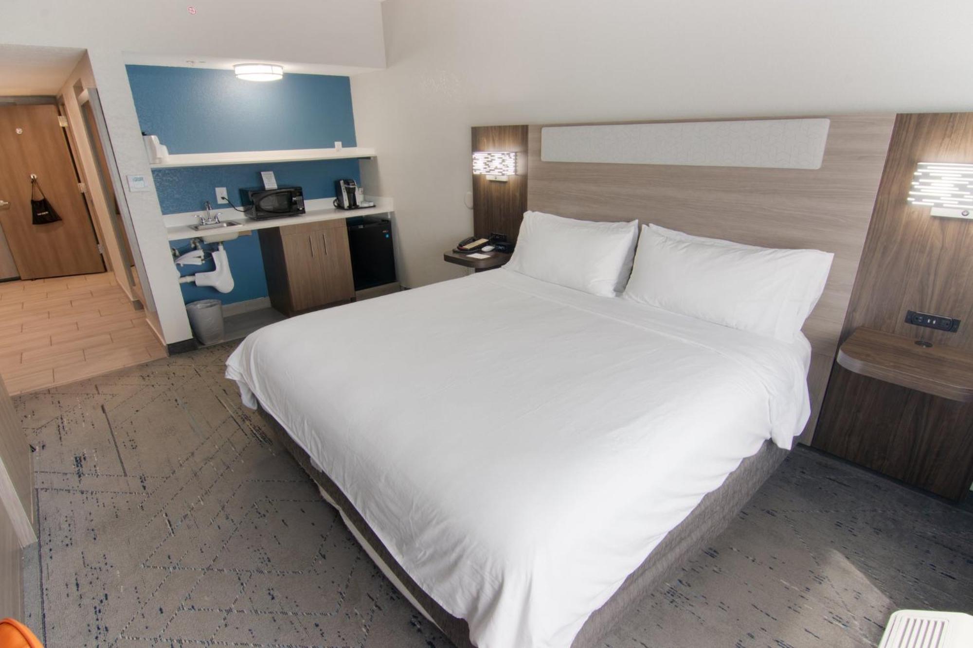 Express And Lauderdale Airport West By Ihg Hotel 3*
